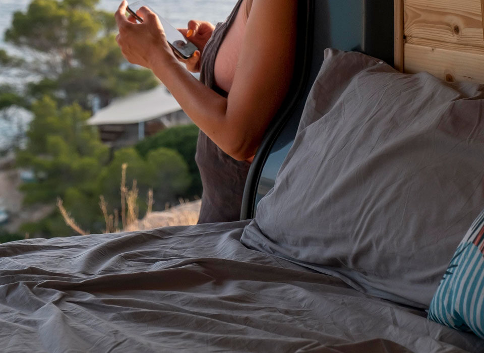 Es-legal-dormir-en-una-furgoneta-sin-homologarla-como-vivienda-Requisitos-y-normativa-actualizada---inaga-homologaciones