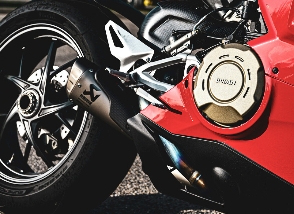 escapes-y-silenciadores-en-verano-que-modificaciones-de-moto-necesitan-homologacion-inaga-homologaciones